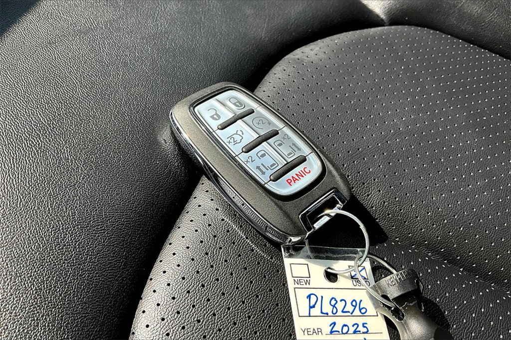 Used 2025 Chrysler Pacifica Select image 11