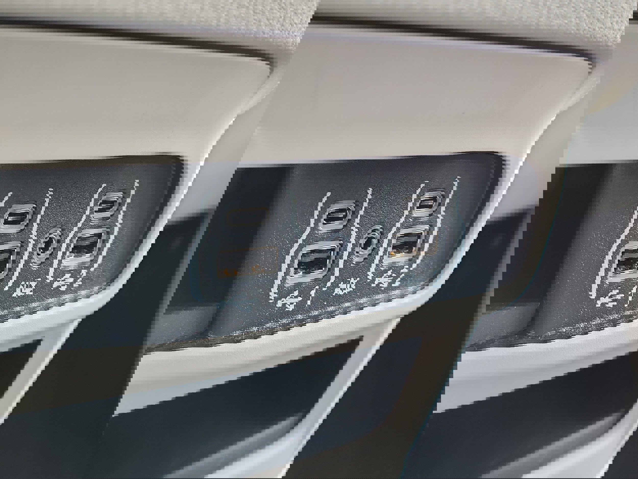 Used 2024 Chrysler Pacifica Touring-L image 25