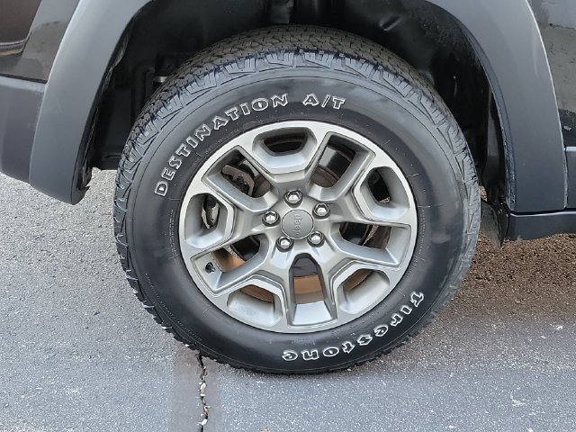 Used 2022 Jeep Cherokee Trailhawk AWD/4WD image 29