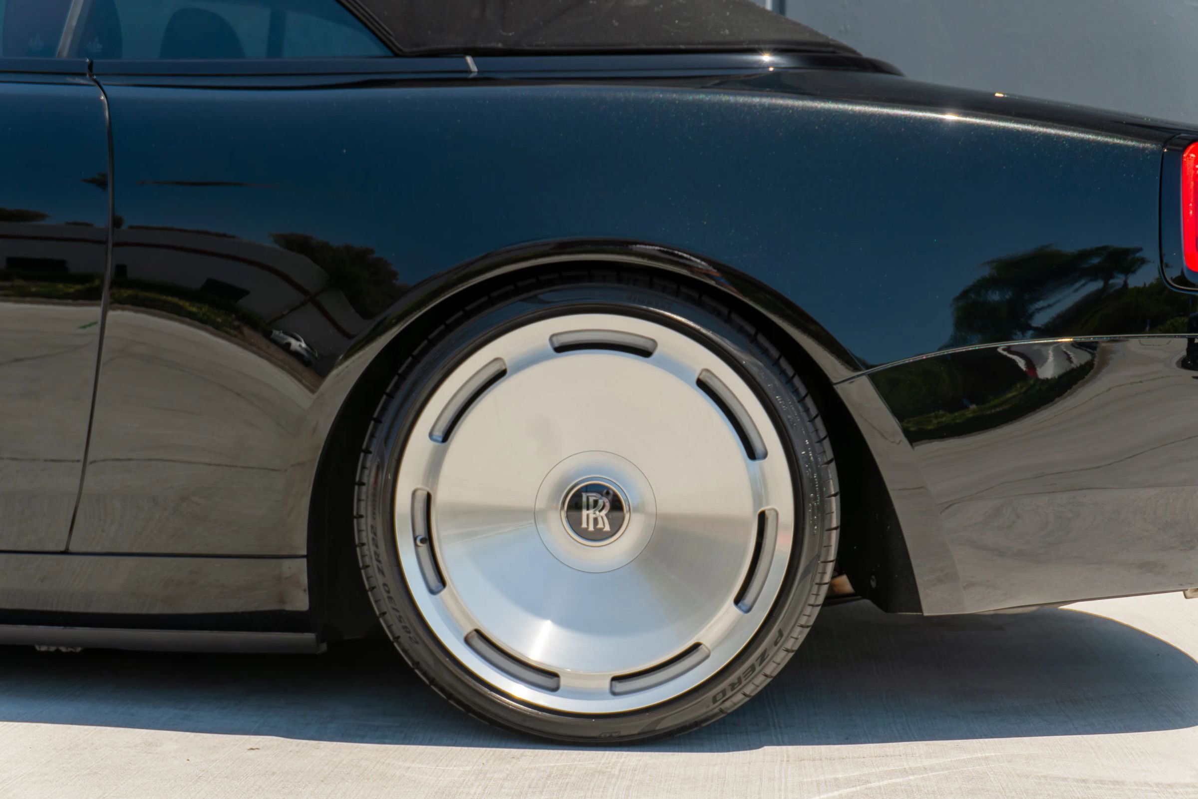 Used 2019 Rolls-Royce Dawn RWD image 25