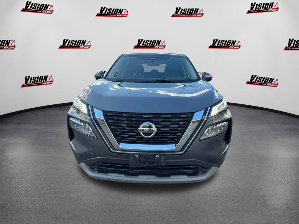 Used 2021 Nissan Rogue SV image 2