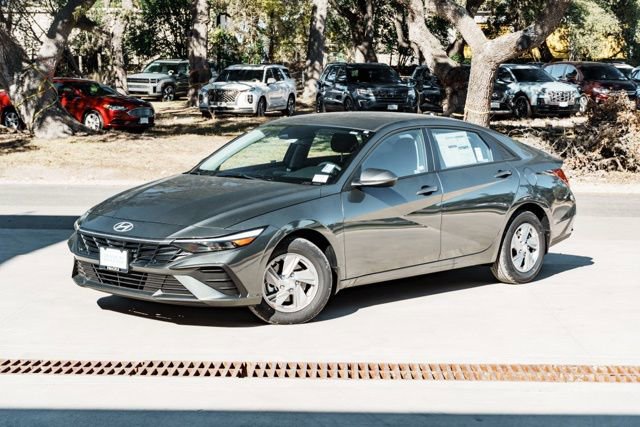 New 2026 Hyundai Elantra SE image 2