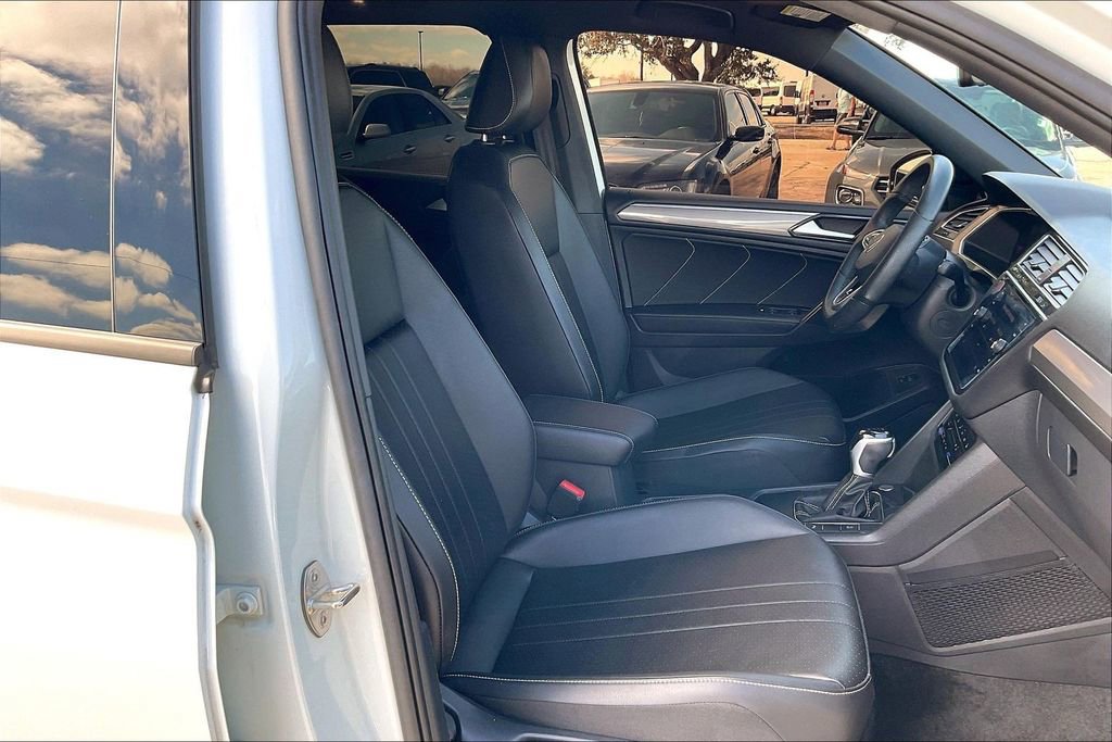 Used 2024 Volkswagen Tiguan SE R-Line image 30