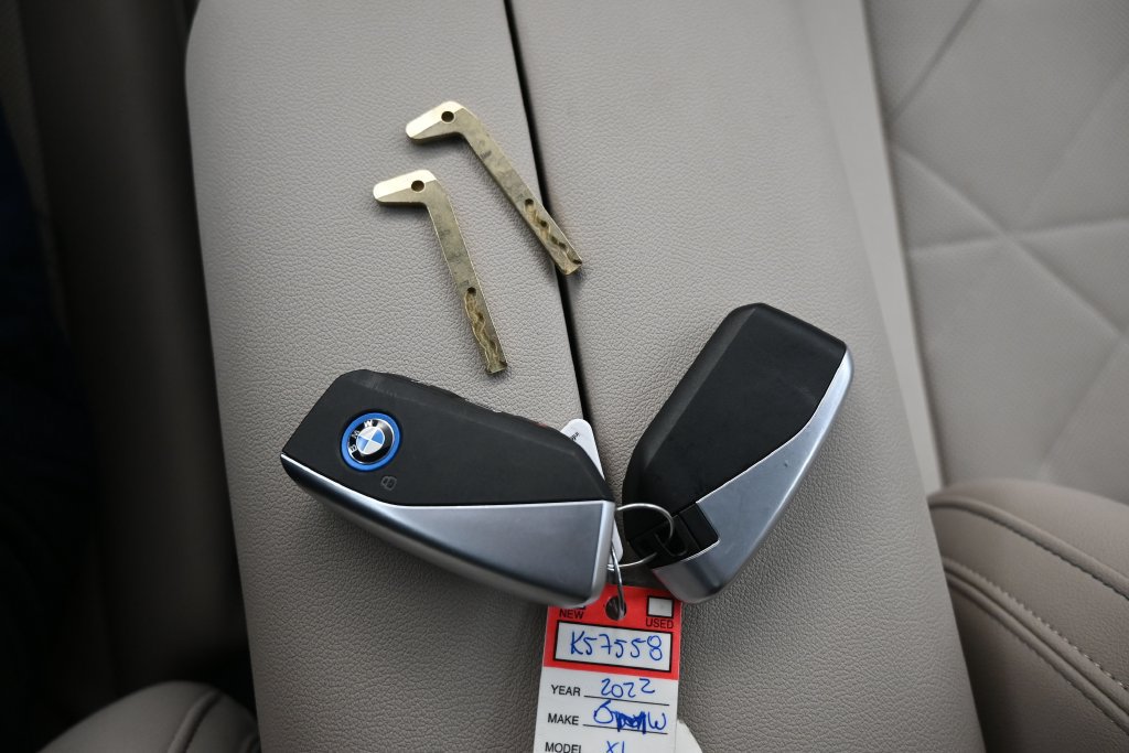 Used 2022 BMW iX xDrive50 w/ Premium Package AWD/4WD image 21