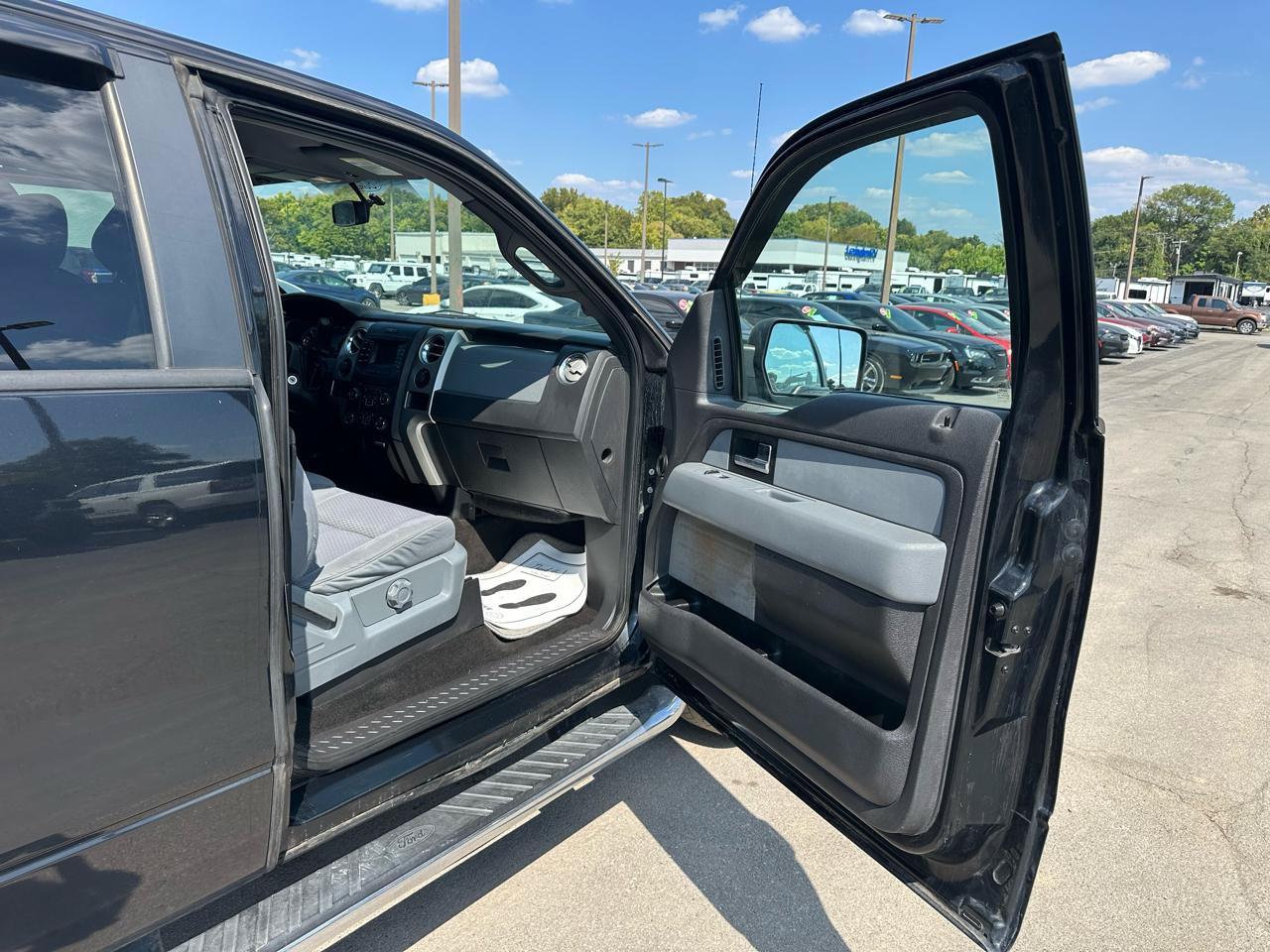 Used 2014 Ford F150 XLT w/ Equipment Group 302A Luxury AWD/4WD image 9