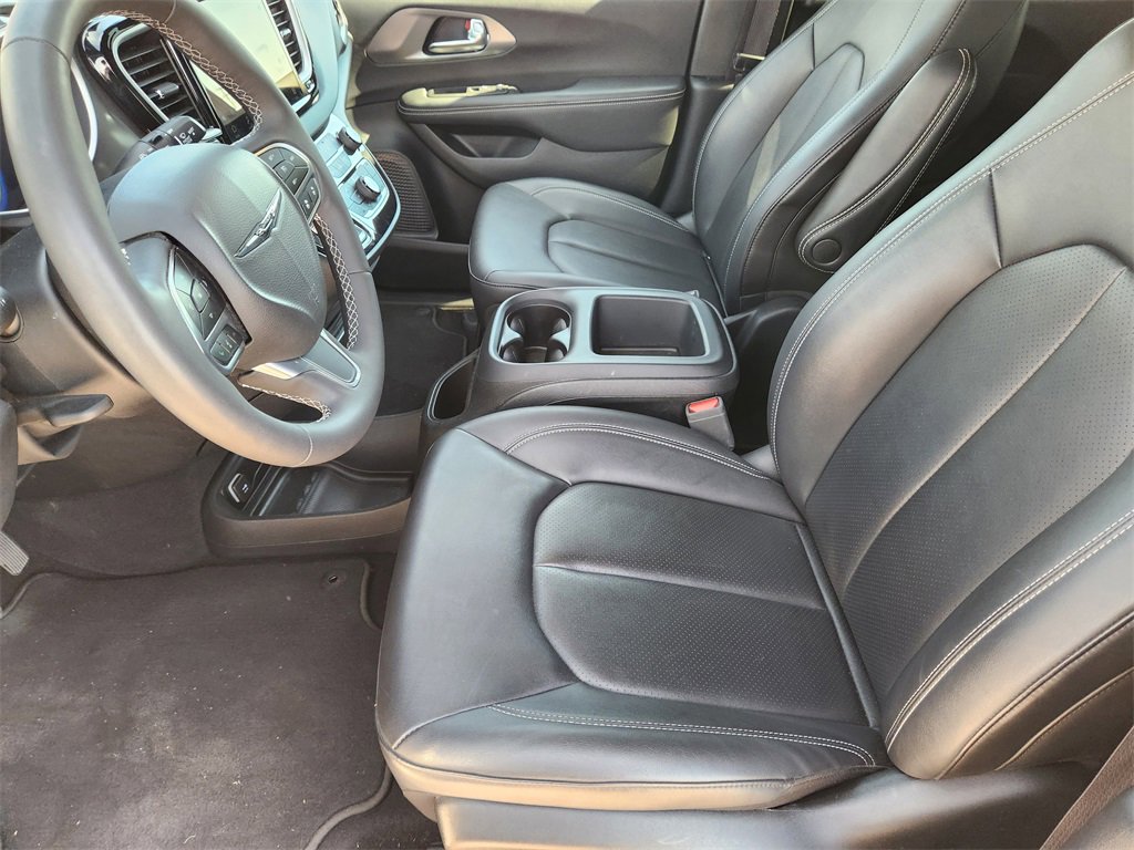 Used 2025 Chrysler Pacifica Select image 46