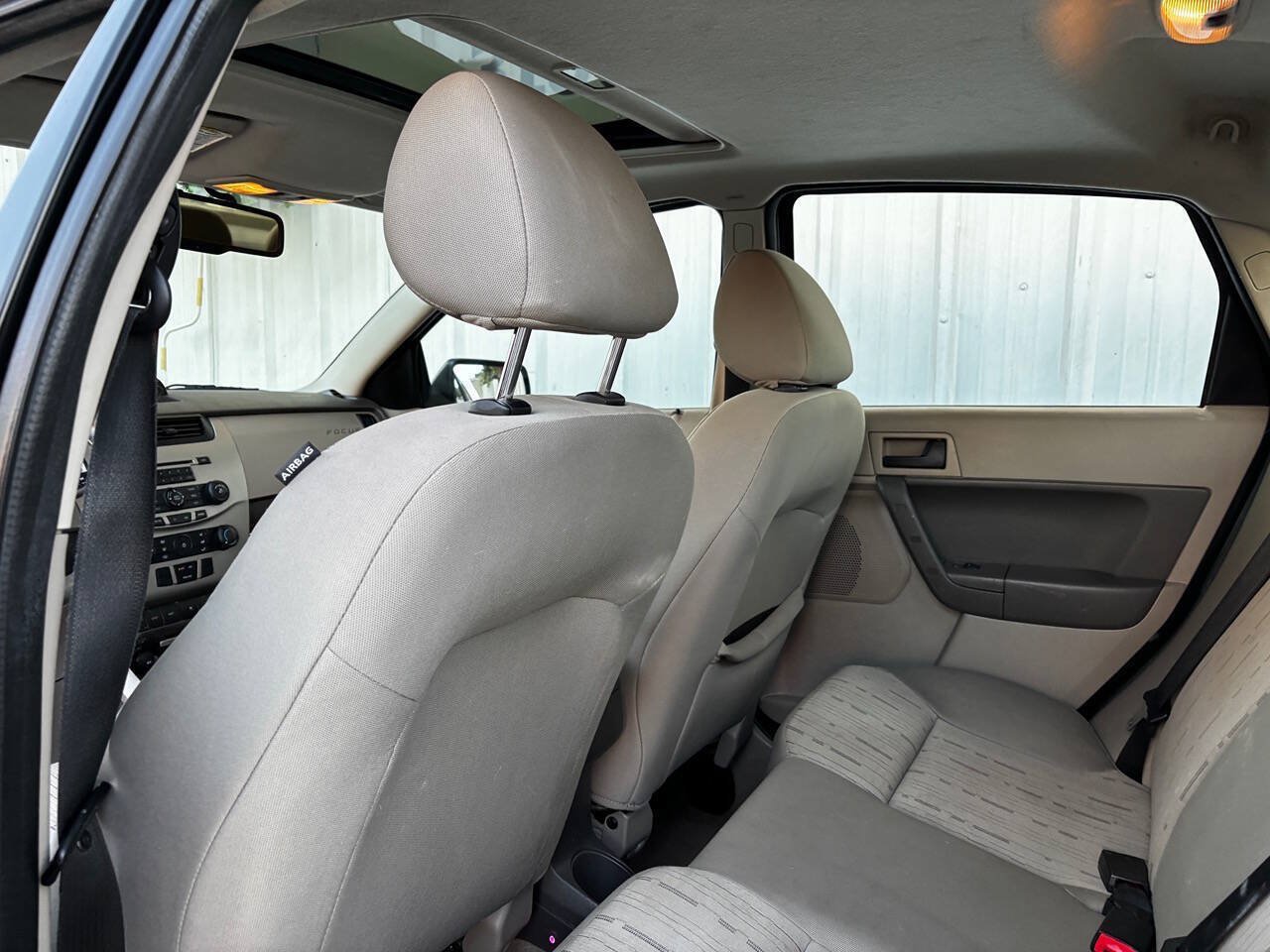 Used 2010 Ford Focus SE FWD image 13