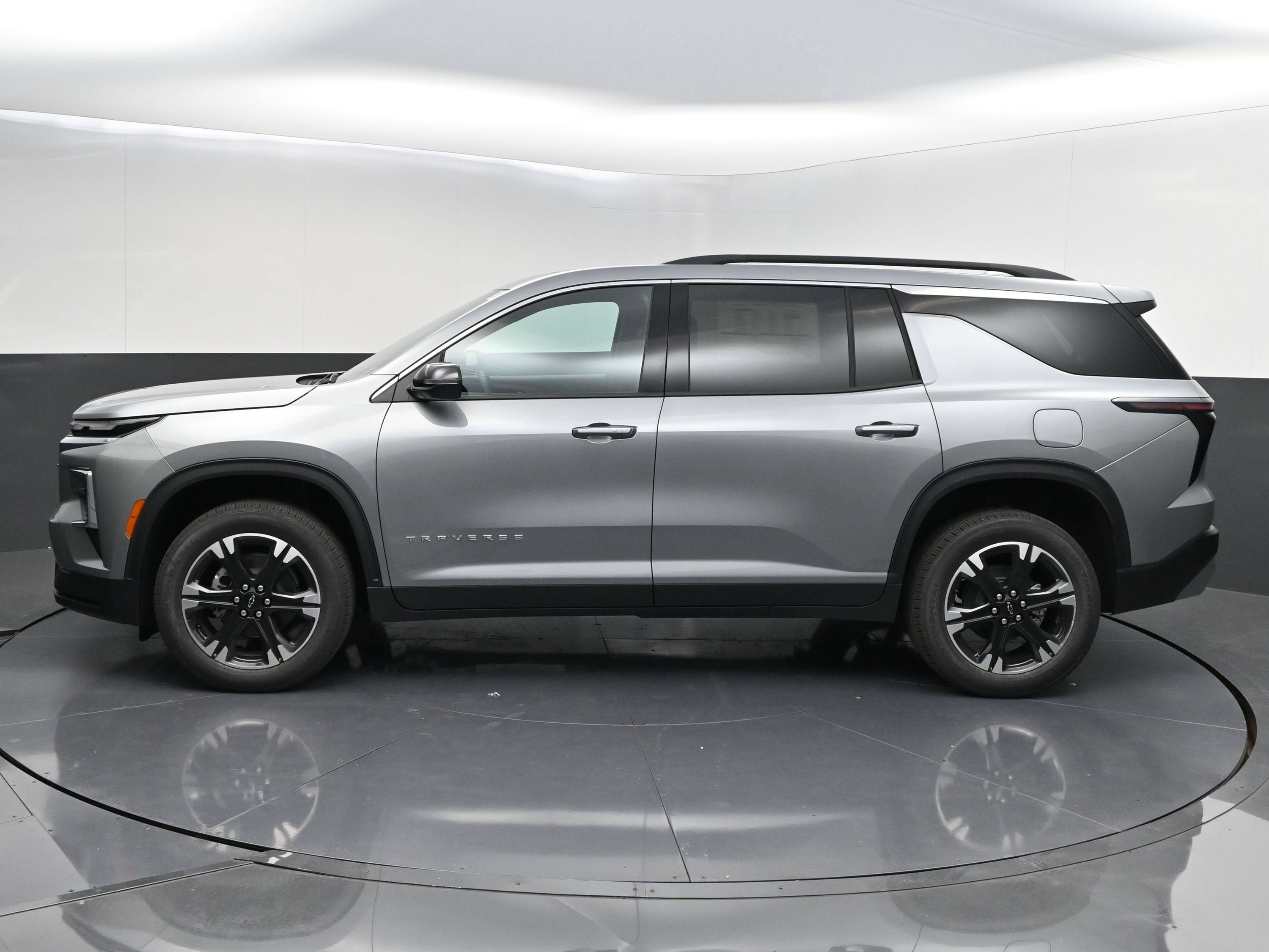 New 2027 Chevrolet Traverse LT w/ Sun and Wheel Package FWD image 5