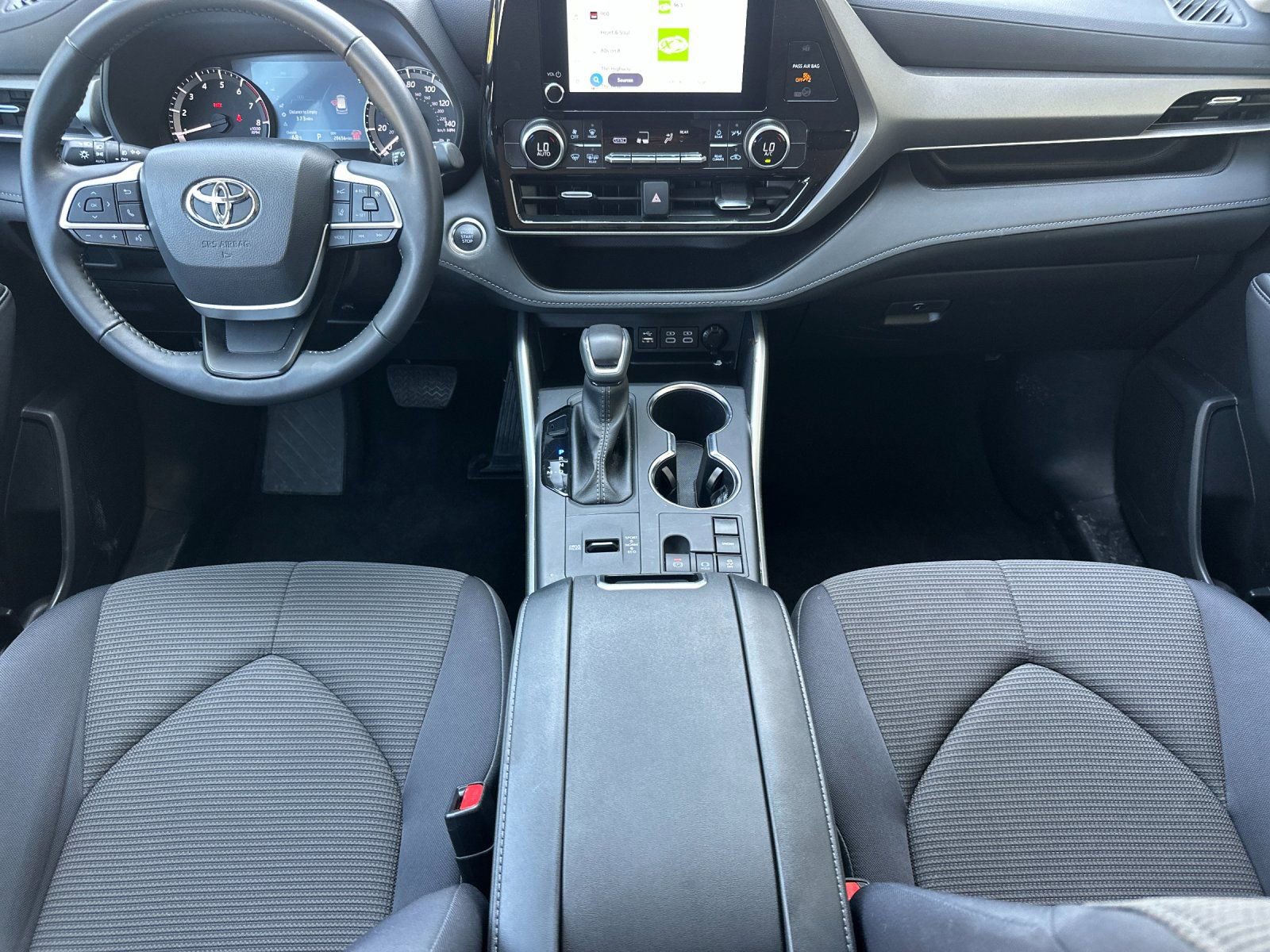 Used 2025 Toyota Highlander LE image 12