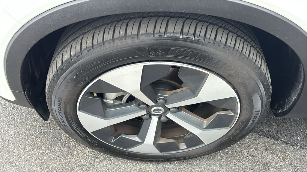 Certified 2026 Volvo XC40 B5 Plus AWD/4WD image 33
