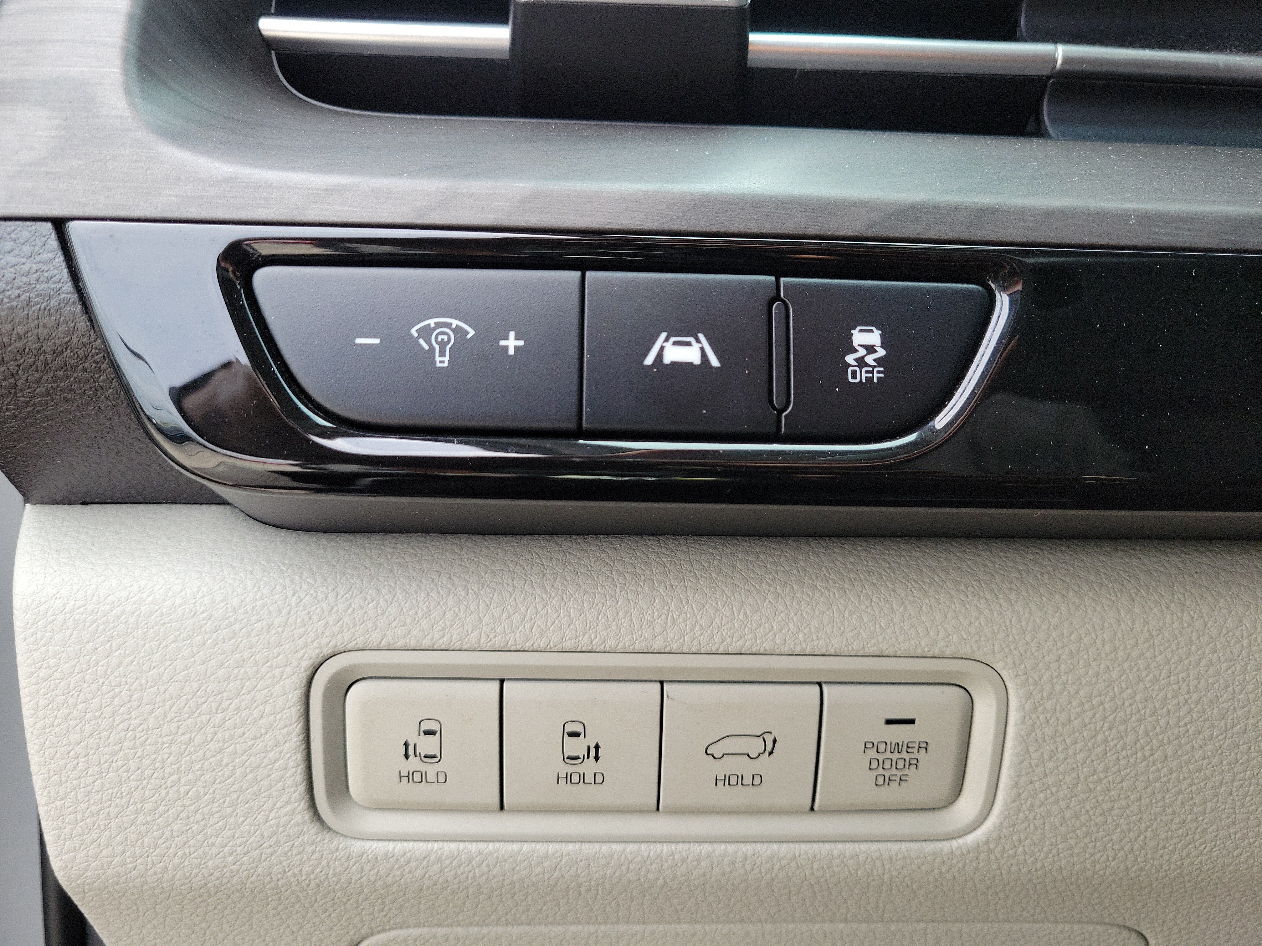Used 2024 Kia Carnival EX FWD image 21