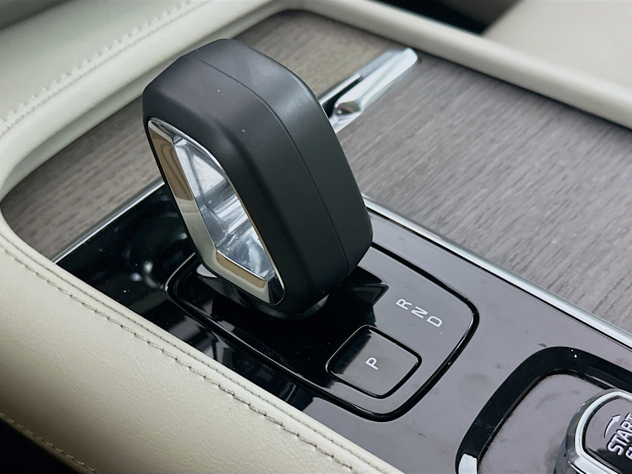 Used 2023 Volvo XC90 B6 Plus image 25