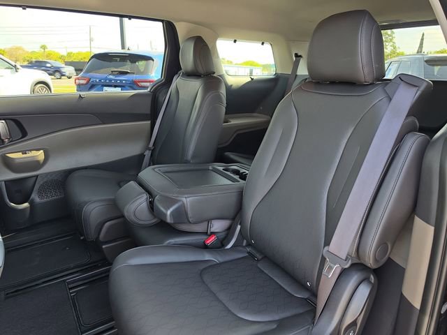 Used 2025 Kia Carnival EX image 27