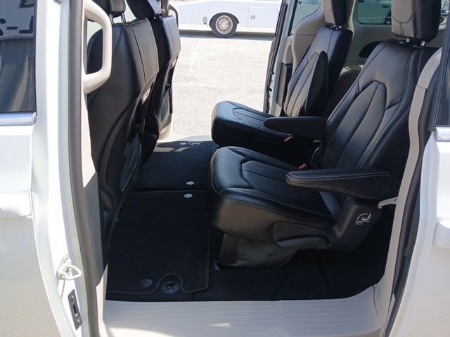 Used 2024 Chrysler Pacifica Touring-L image 16