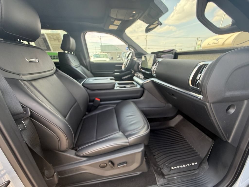 Used 2025 Ford Expedition Platinum w/ Stealth Performance Package AWD/4WD image 33