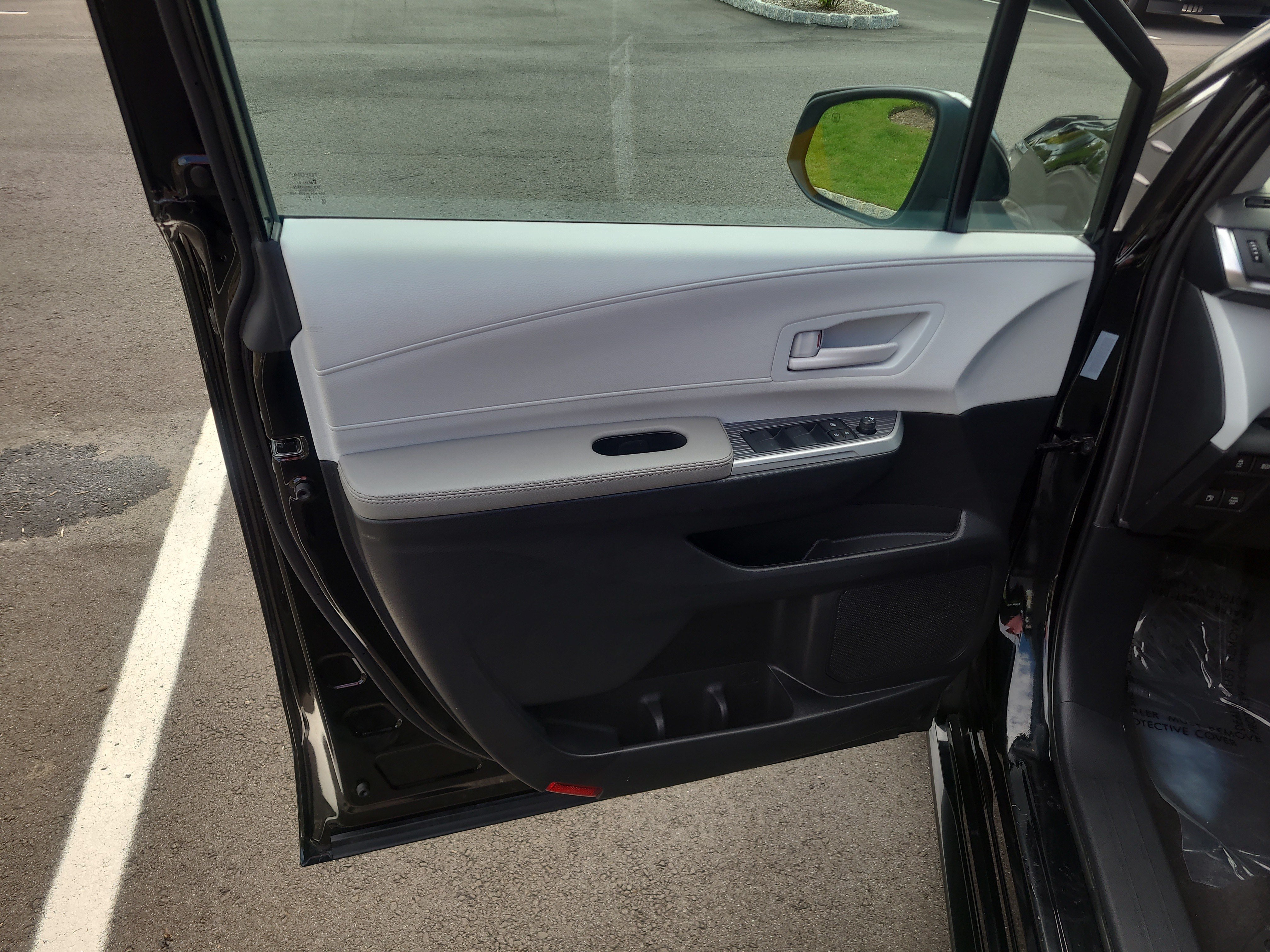 Certified 2025 Toyota Sienna LE FWD image 14