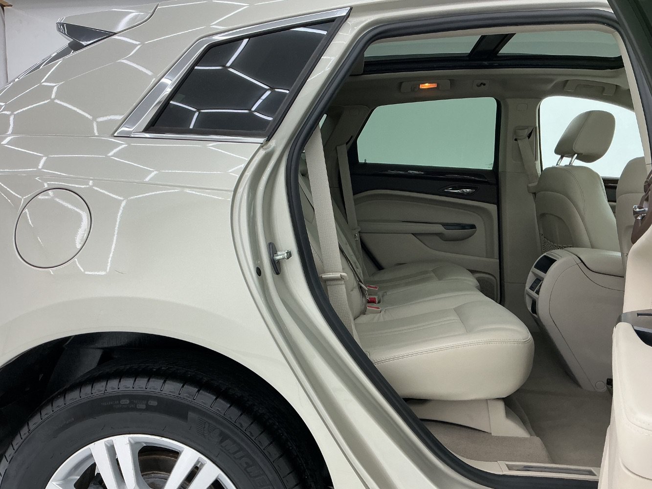 Used 2014 Cadillac SRX Luxury w/ Driver Awareness Package FWD image 21