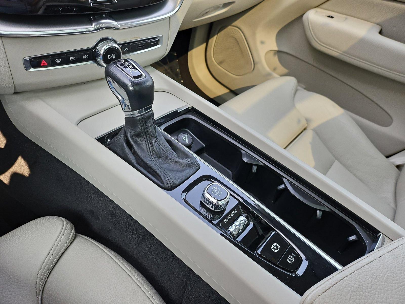Used 2019 Volvo XC60 T5 Momentum w/ Premium Package FWD image 22