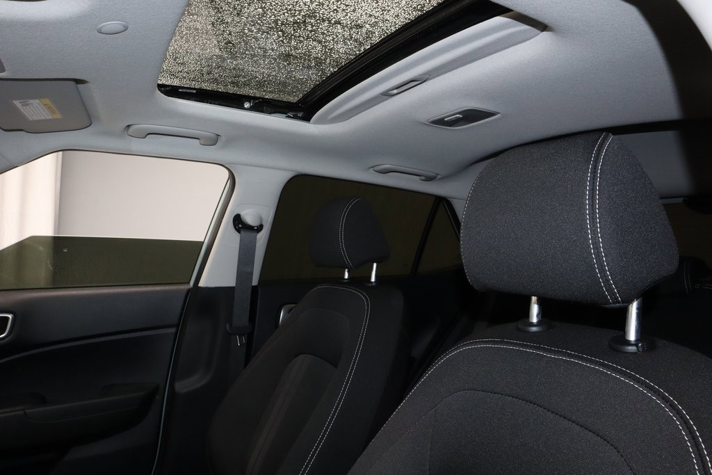 Certified 2025 Hyundai Venue SEL image 32