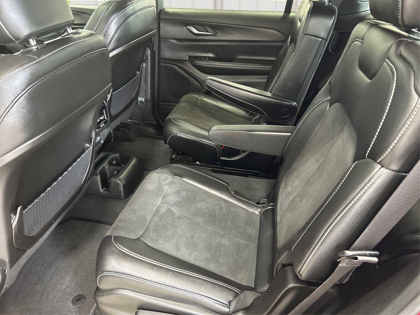 Used 2024 Jeep Grand Cherokee L Altitude image 10