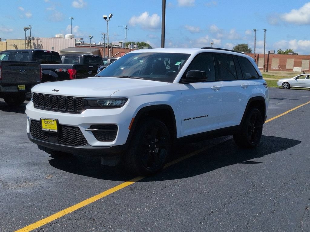 Used 2022 Jeep Grand Cherokee Altitude AWD/4WD image 4