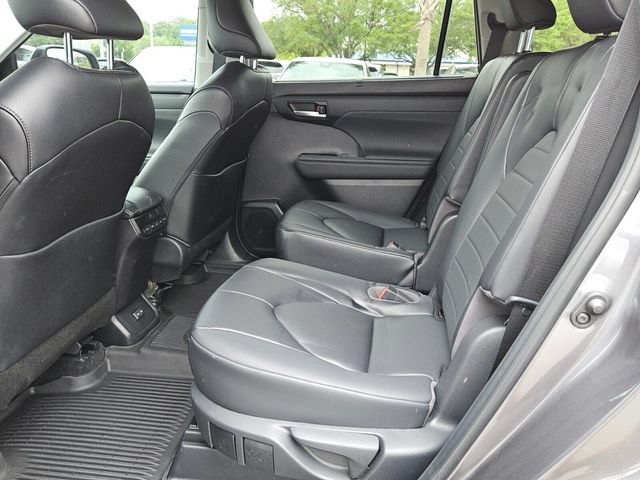 Used 2023 Toyota Highlander XLE FWD image 5