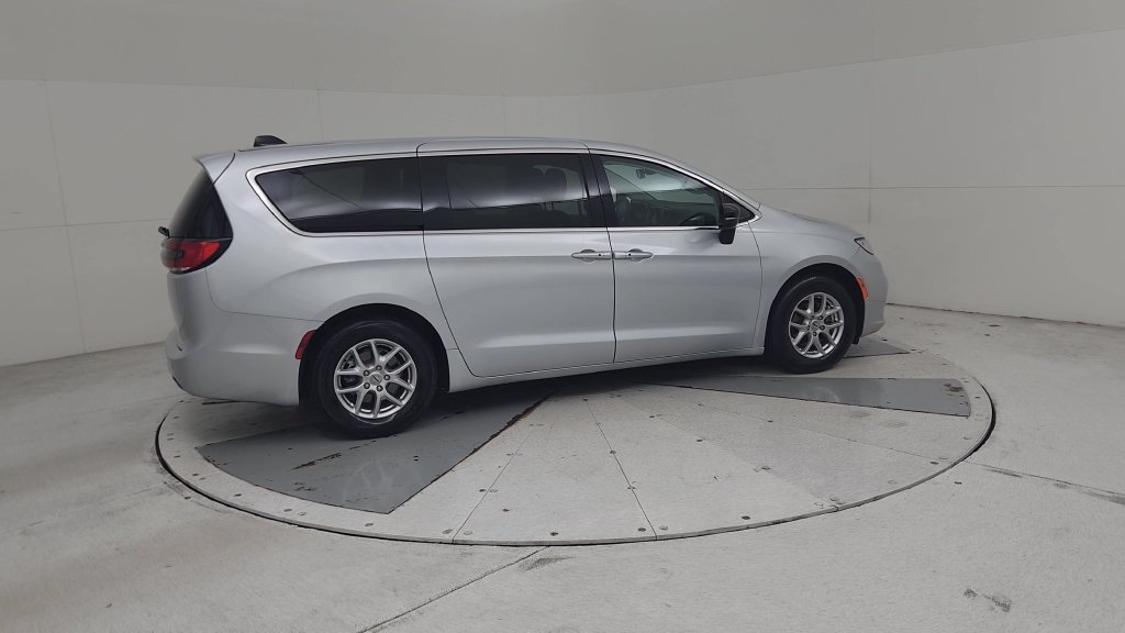 Certified 2024 Chrysler Pacifica Touring-L FWD image 18