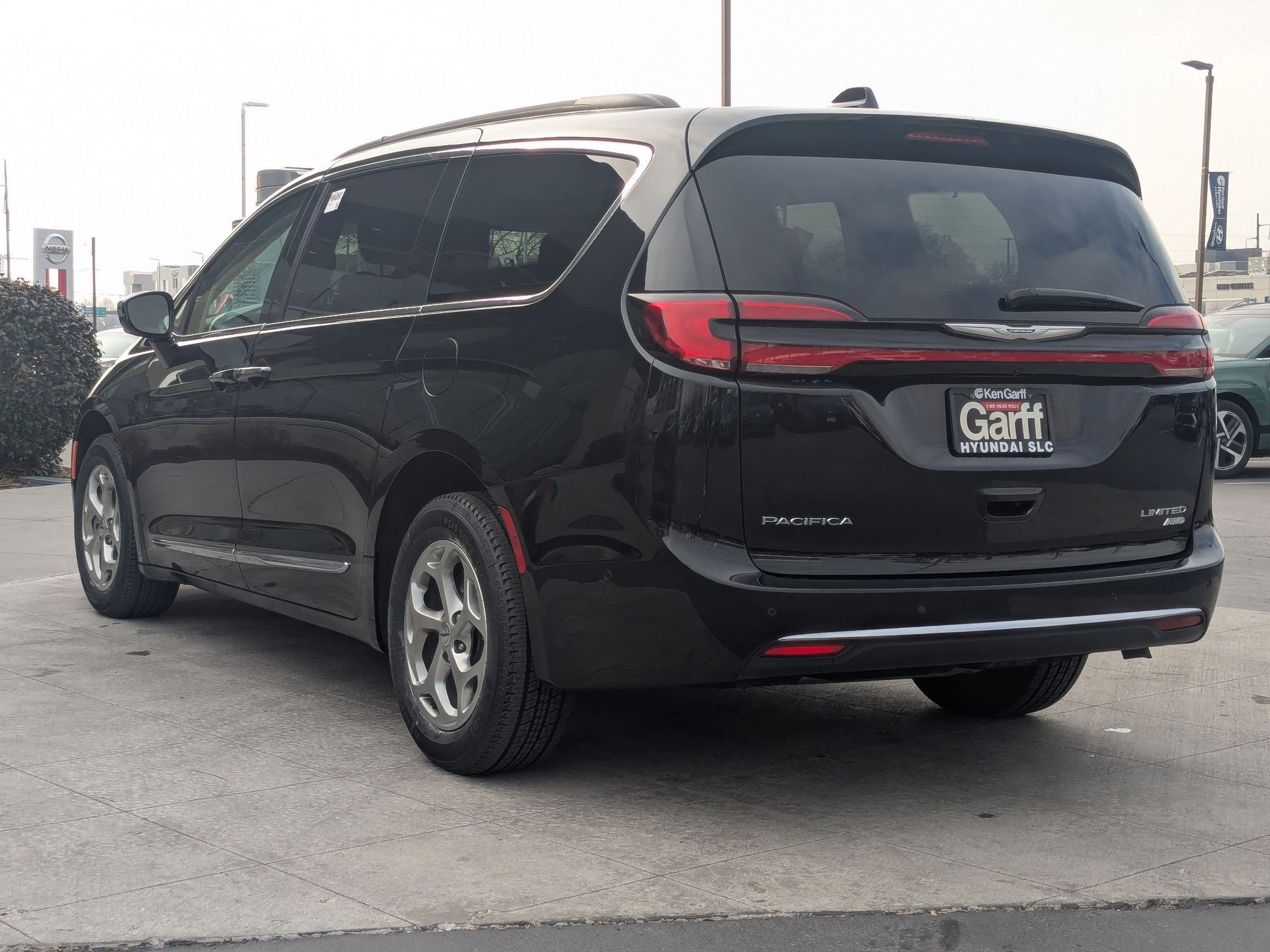 Used 2023 Chrysler Pacifica Limited w/ Uconnect Theater Family Group image 8