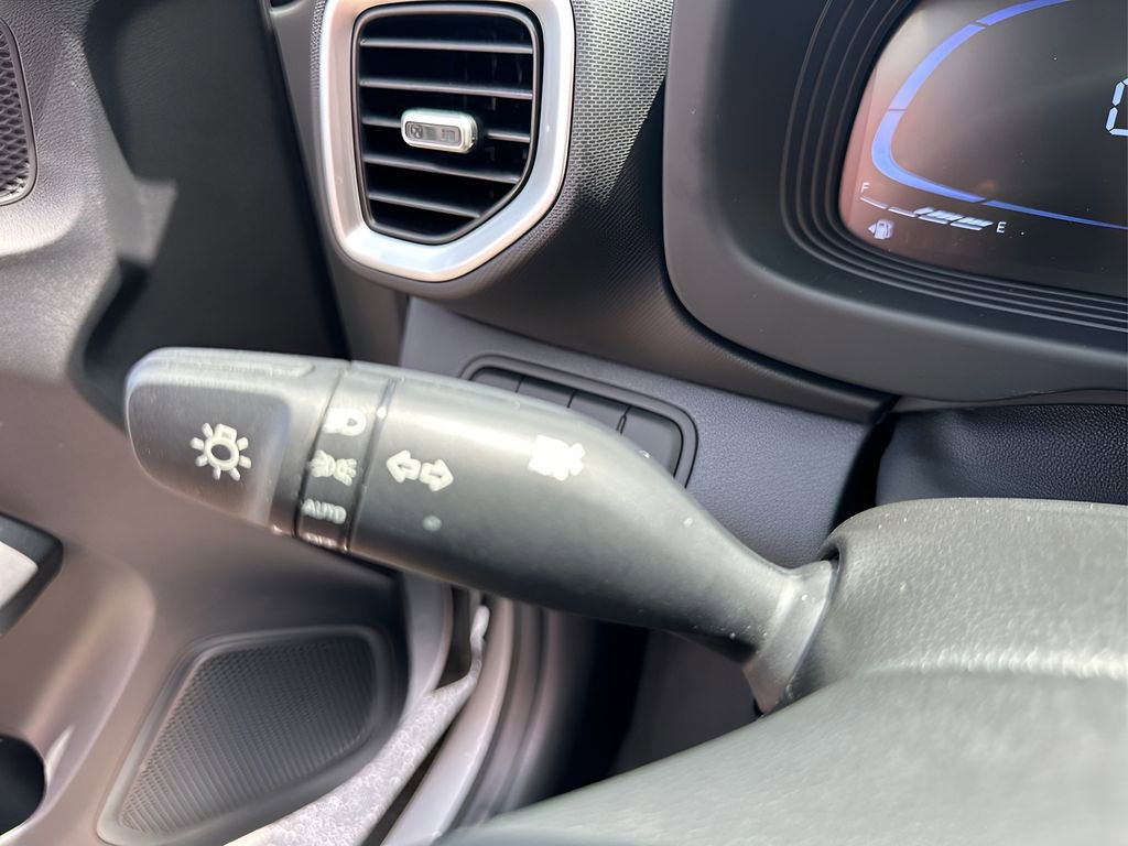 Used 2025 Hyundai Venue SEL image 19