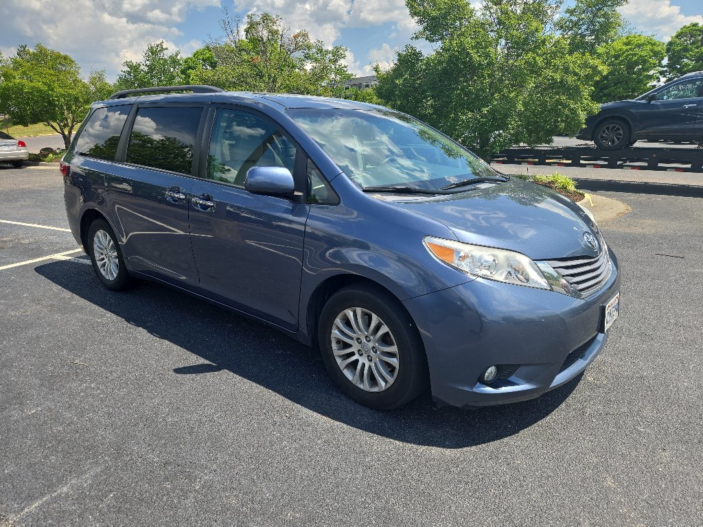 Used 2017 Toyota Sienna XLE w/ XLE Navigation Package FWD image 1