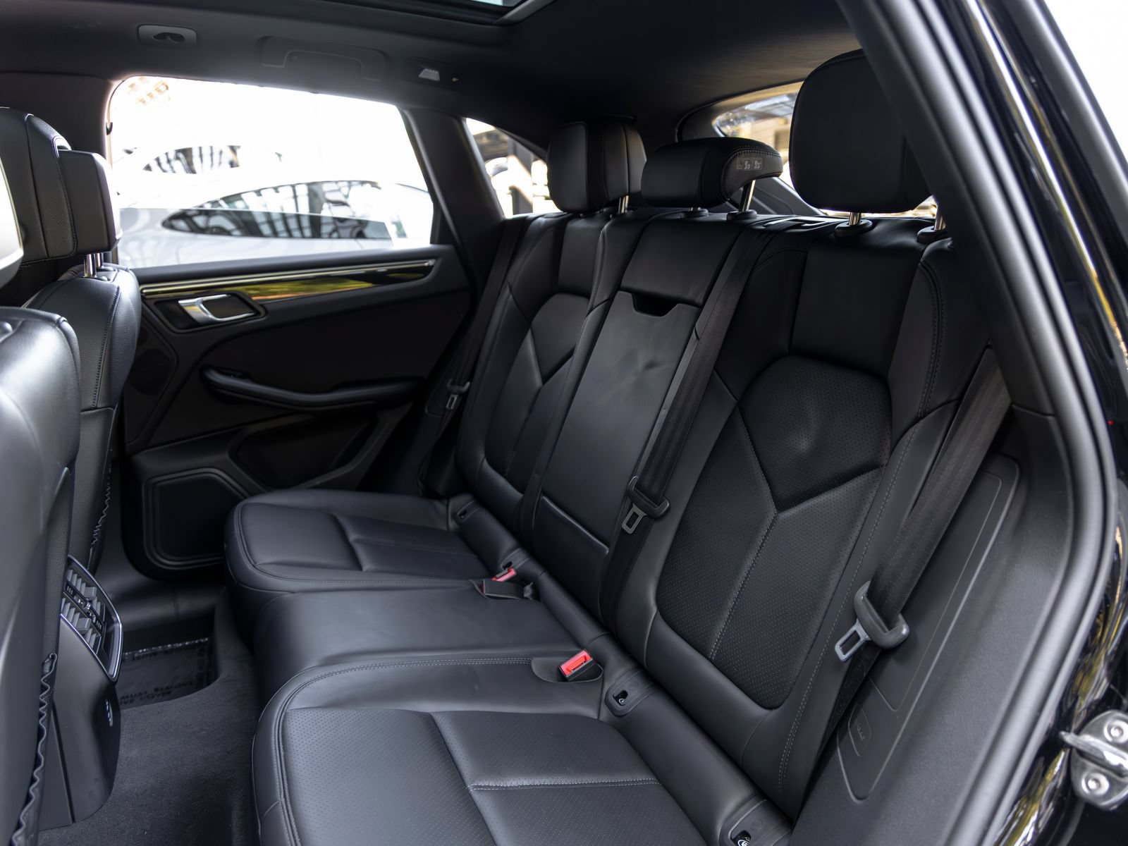 Certified 2023 Porsche Macan AWD/4WD image 44