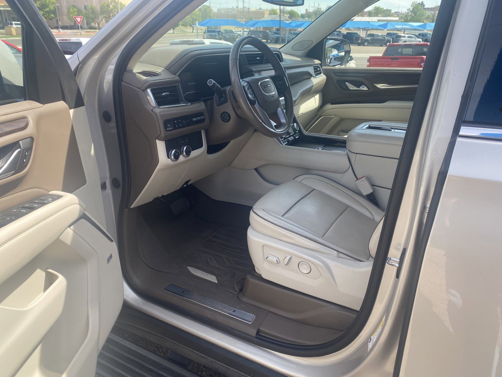 Used 2022 GMC Yukon XL Denali RWD image 9