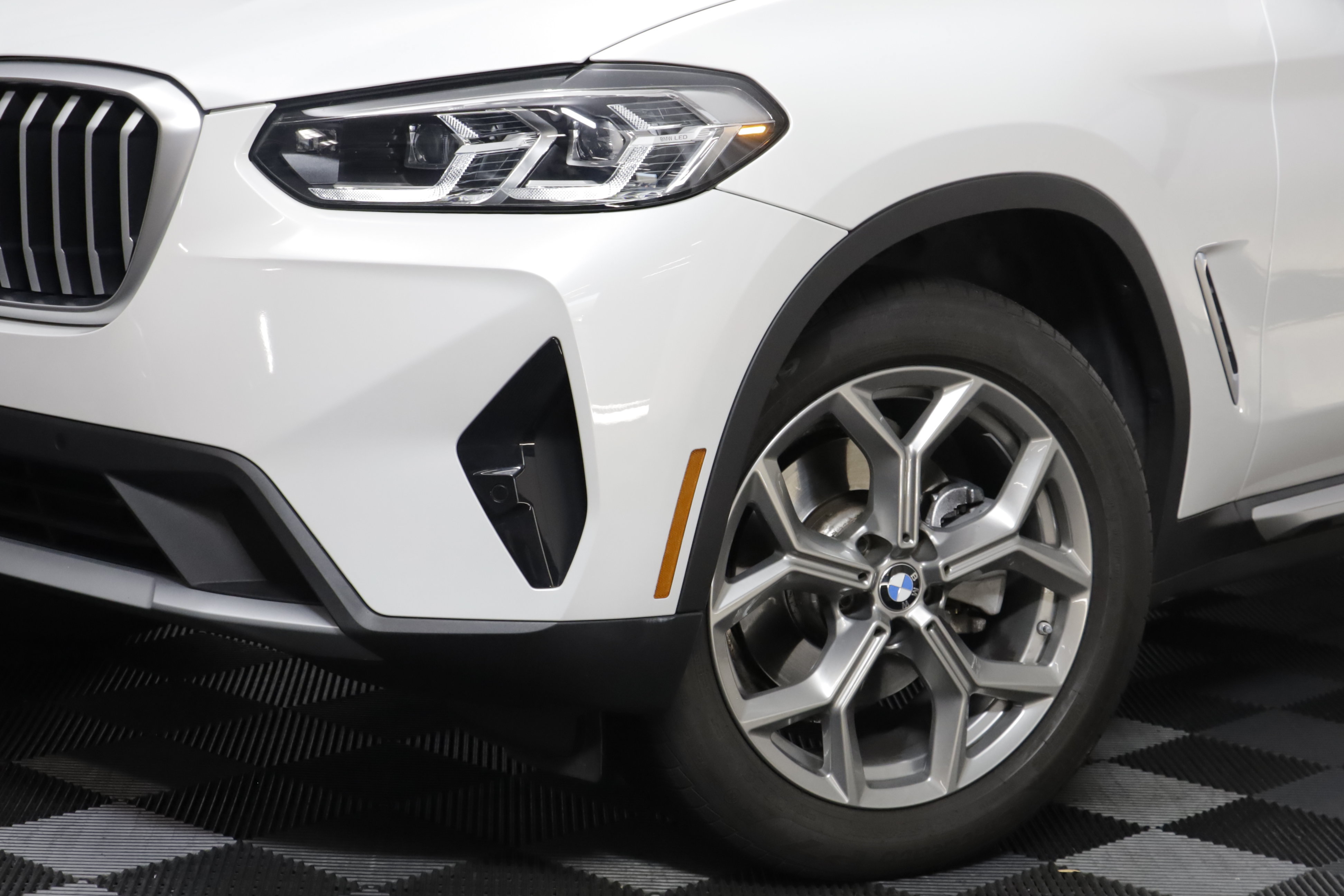 Used 2024 BMW X3 xDrive30i w/ Premium Package AWD/4WD image 3