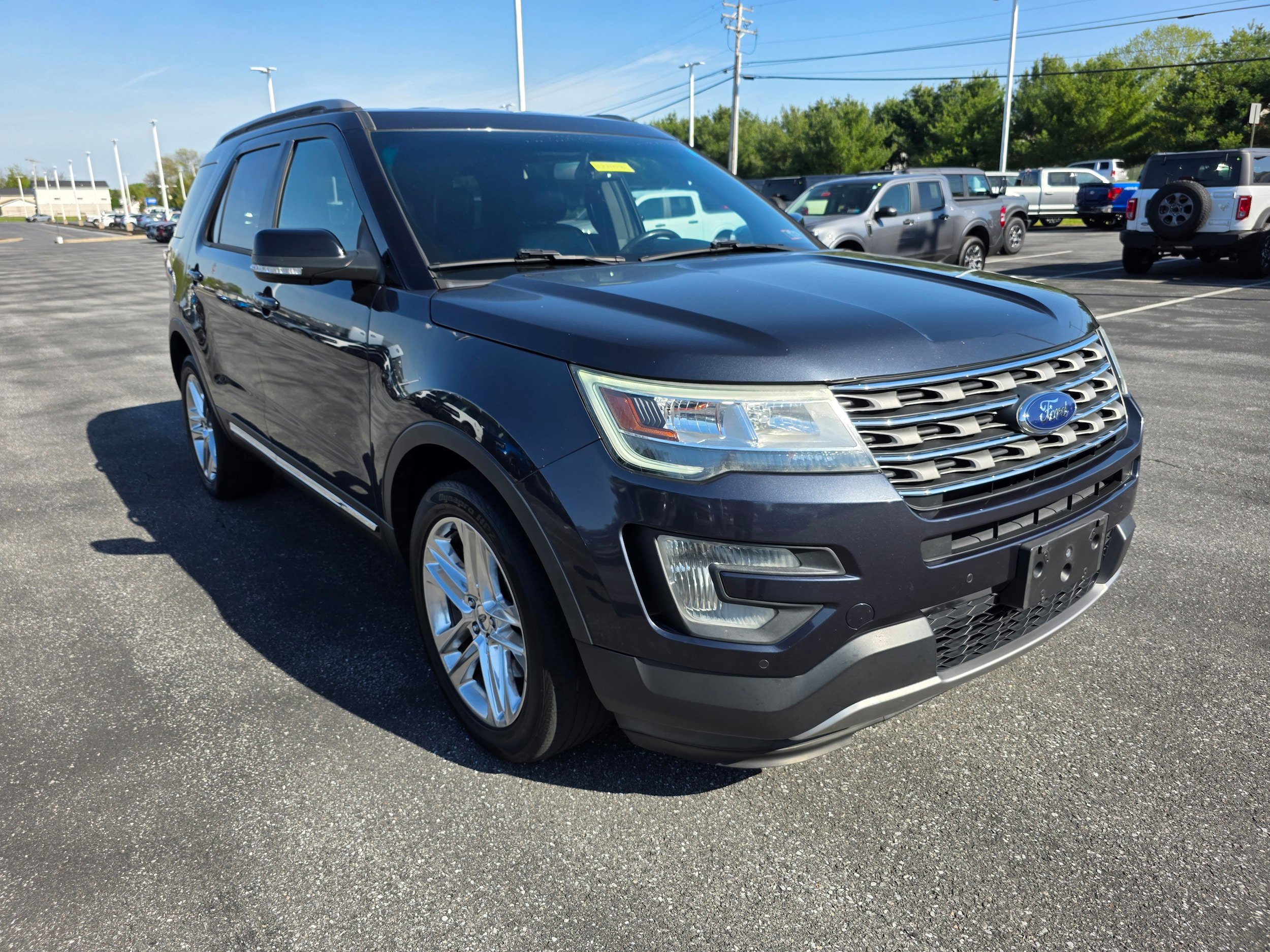 Used 2017 Ford Explorer XLT w/ Equipment Group 202A AWD/4WD image 7