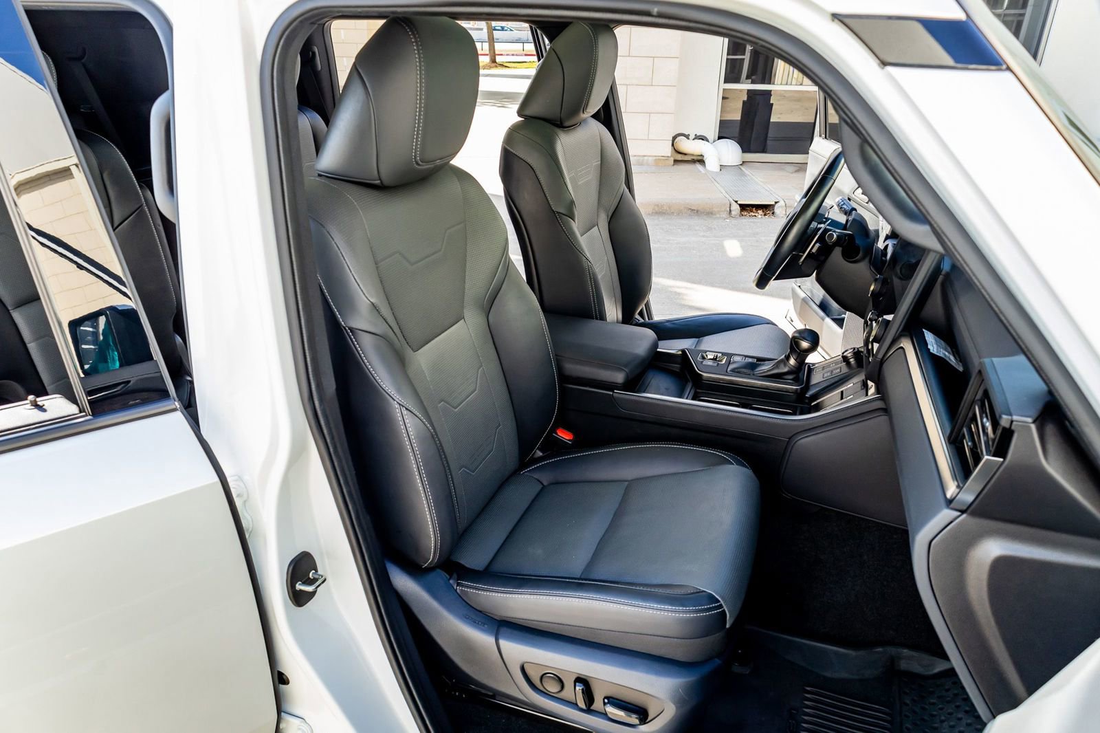 Used 2024 Lexus GX 550 w/ Accessory Package (Z1) image 29