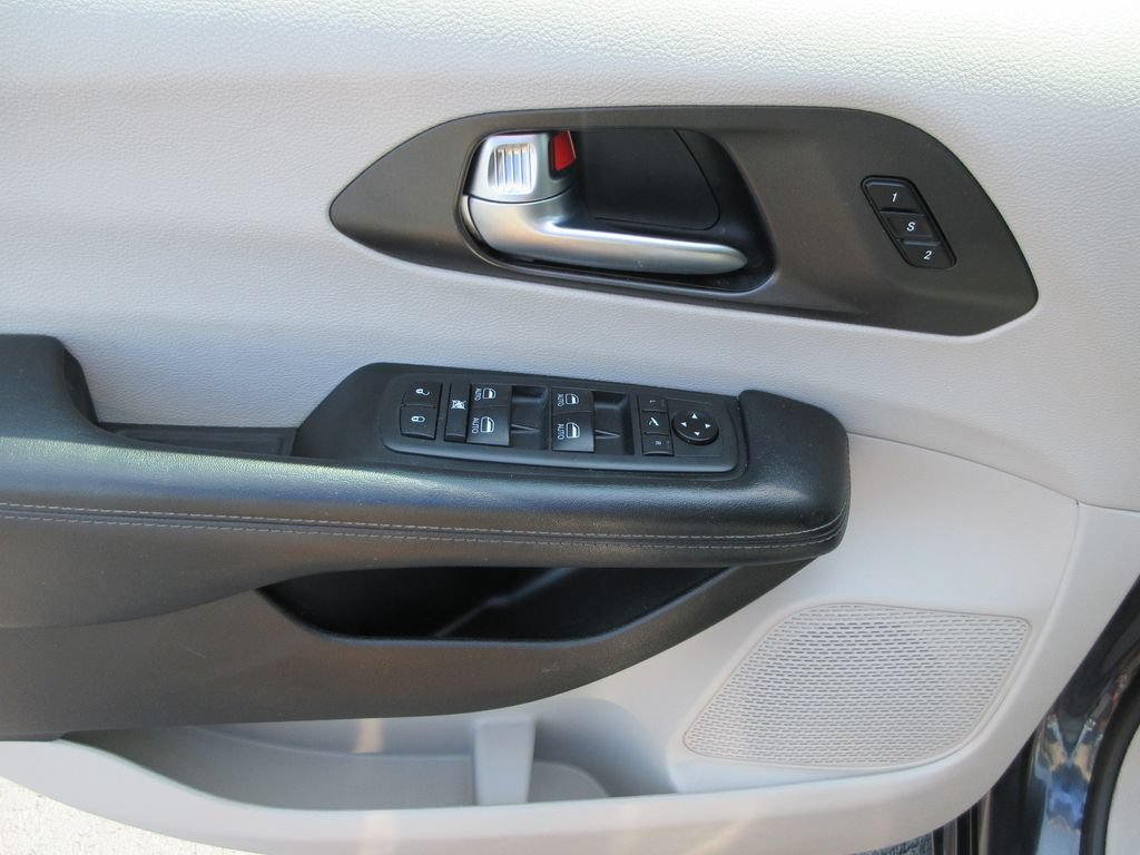 Used 2020 Chrysler Pacifica Limited FWD image 22