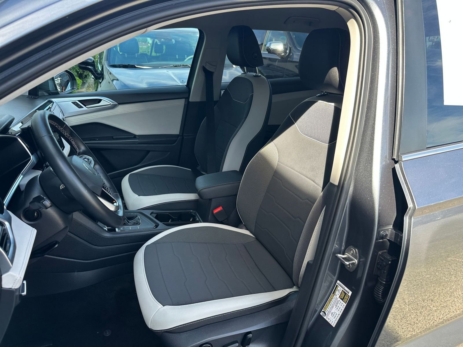 Used 2025 Volkswagen Taos SE image 37