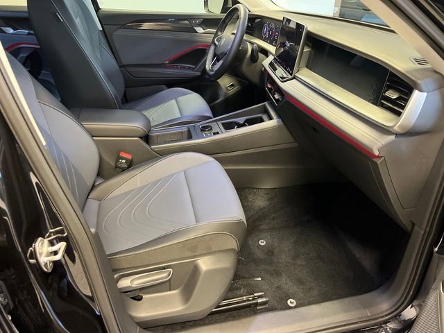 Certified 2025 Volkswagen Tiguan SE FWD image 11