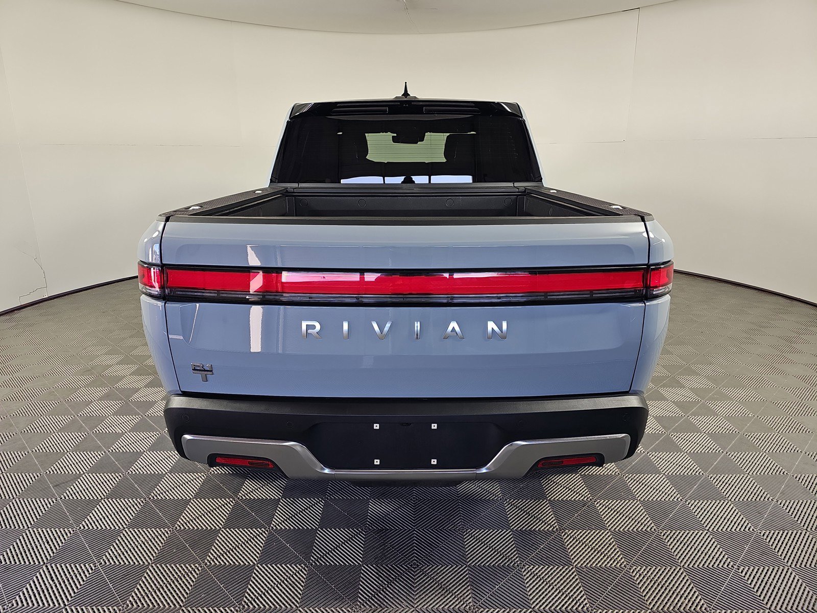 Used 2025 Rivian R1T Adventure image 4