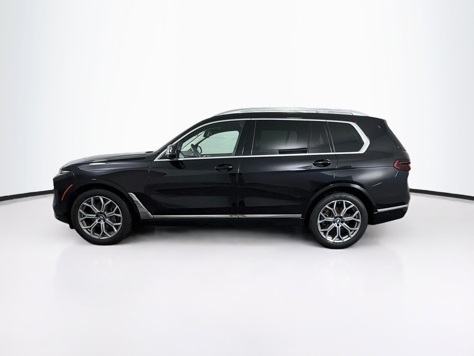 Certified 2025 BMW X7 xDrive40i w/ Climate Comfort Package AWD/4WD image 4