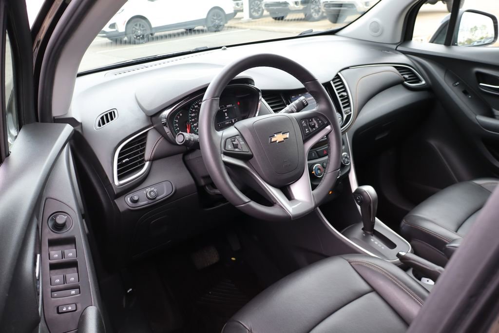 Used 2022 Chevrolet Trax LT w/ Premium Seat Package AWD/4WD image 11