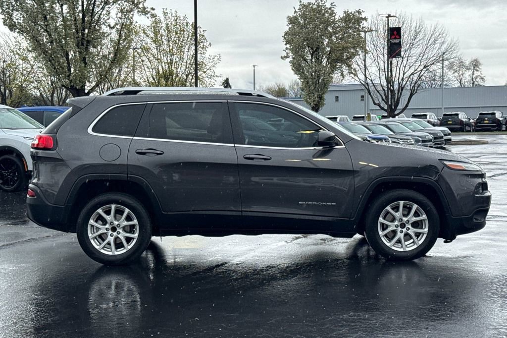 Used 2017 Jeep Cherokee Latitude FWD image 3