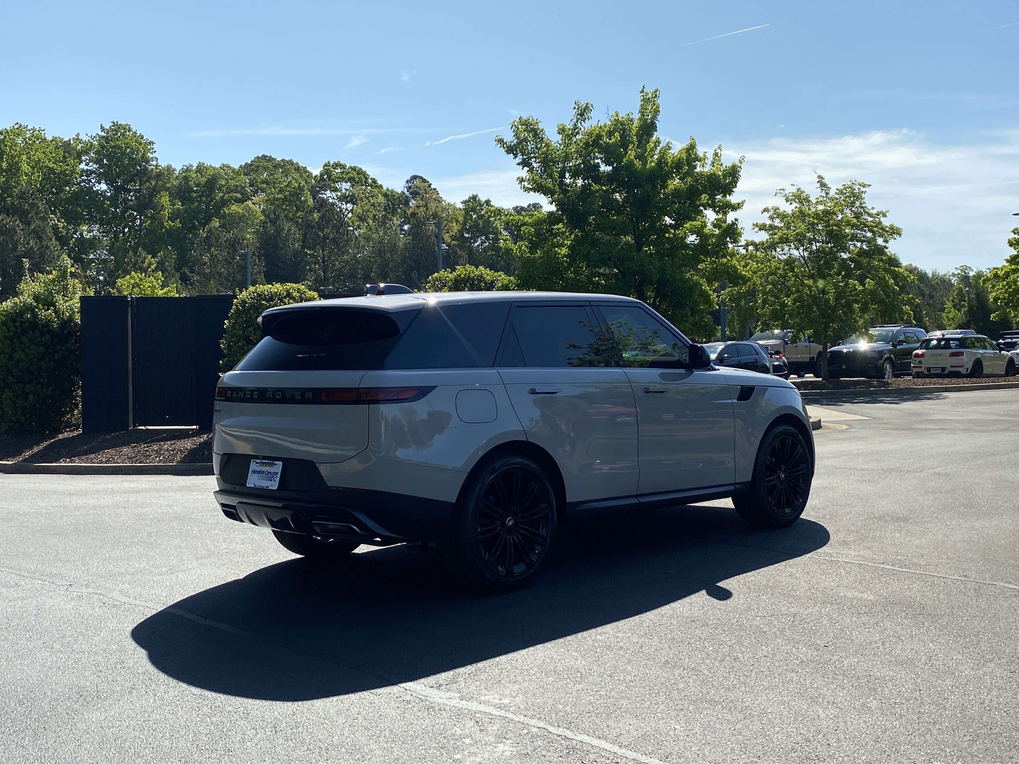 Used 2024 Land Rover Range Rover Sport SE AWD/4WD image 3