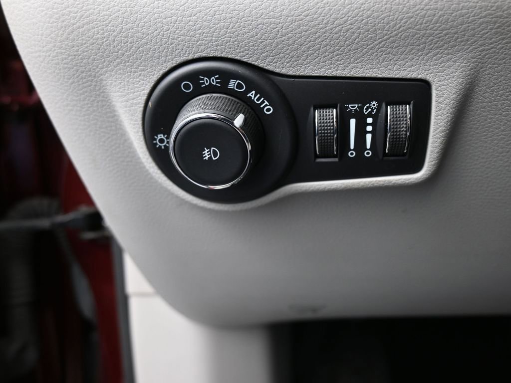 Used 2022 Jeep Compass Latitude w/ Sun and Sound Group image 32