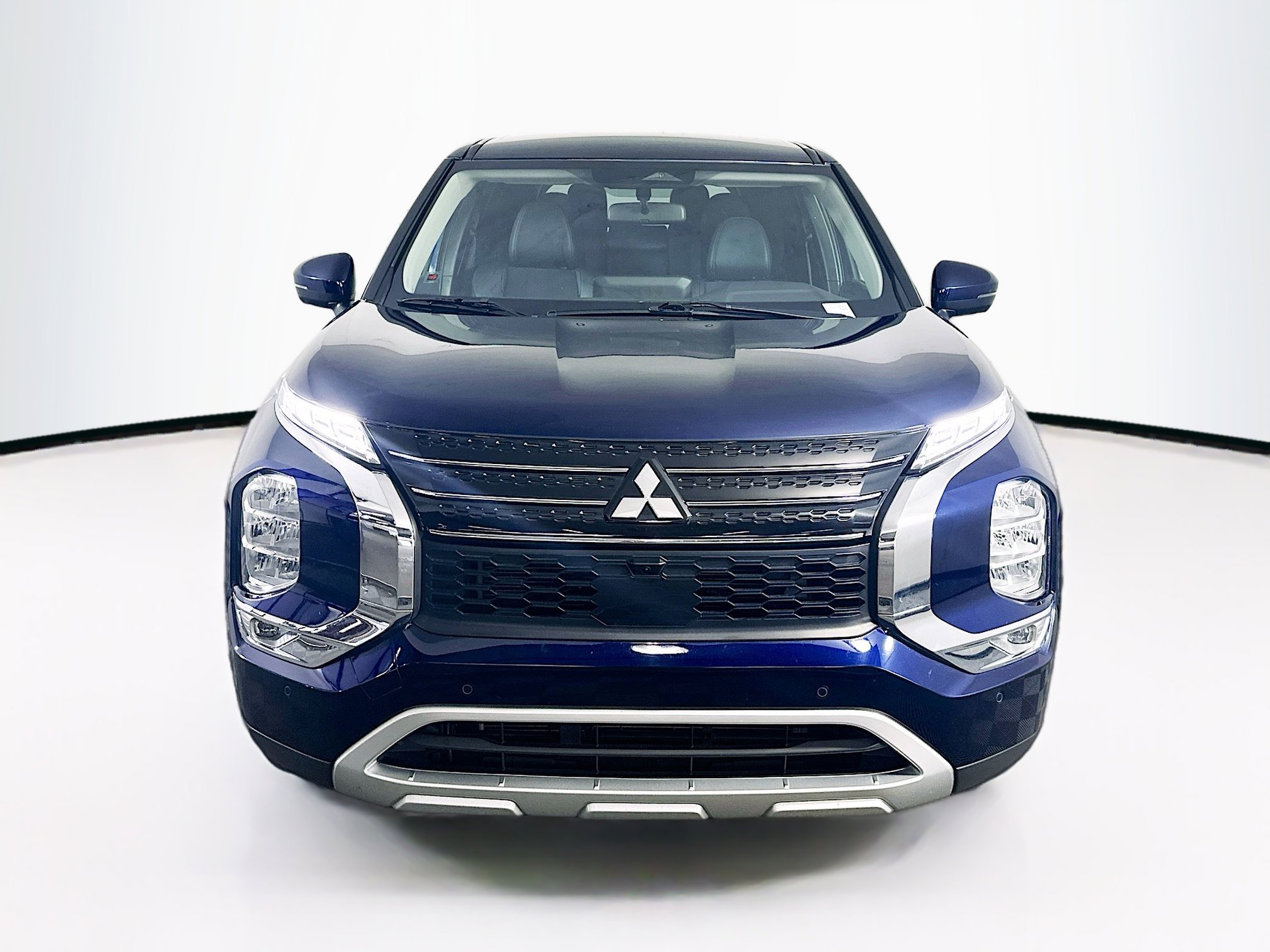 Used 2024 Mitsubishi Outlander SE image 2