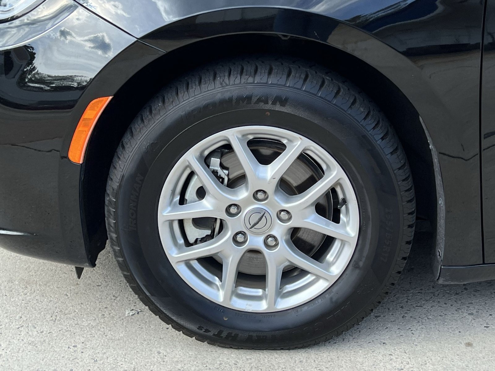 Used 2024 Chrysler Pacifica Touring-L FWD image 12