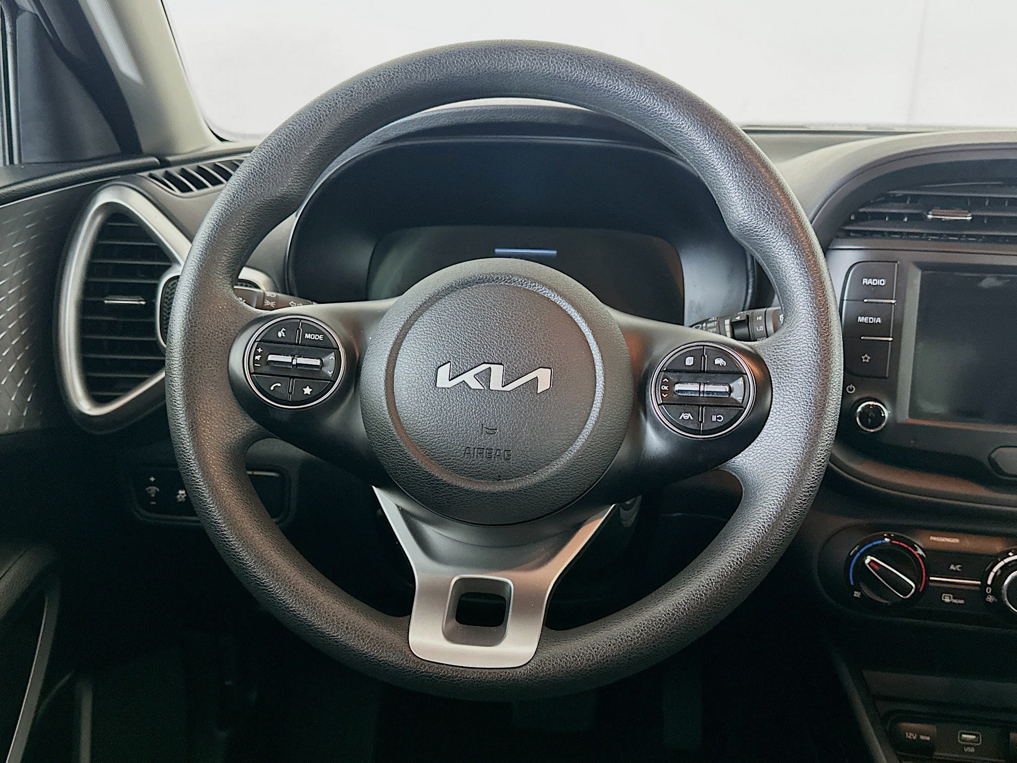 Used 2025 Kia Soul LX w/ LX Technology Package FWD image 18