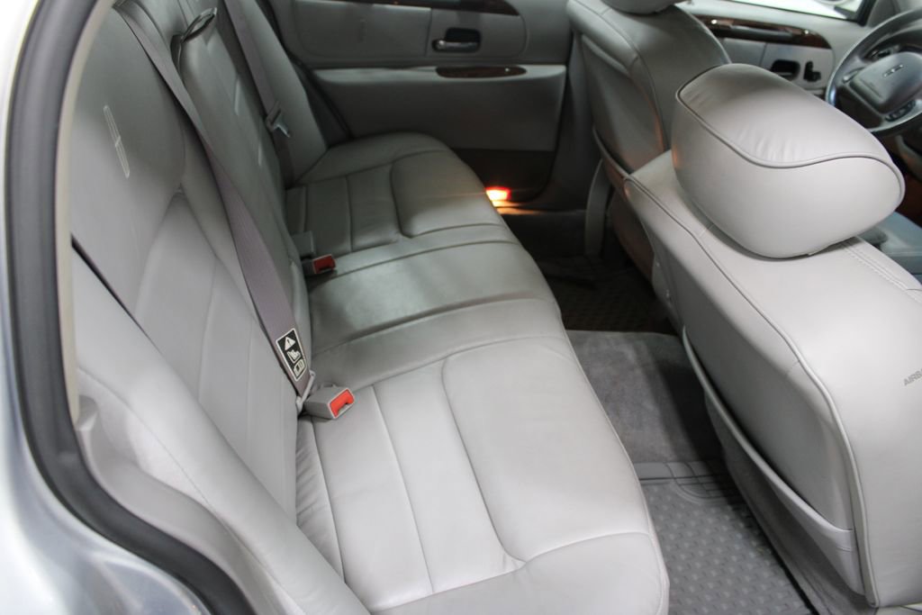 Used 2002 Lincoln Town Car Executive image 31