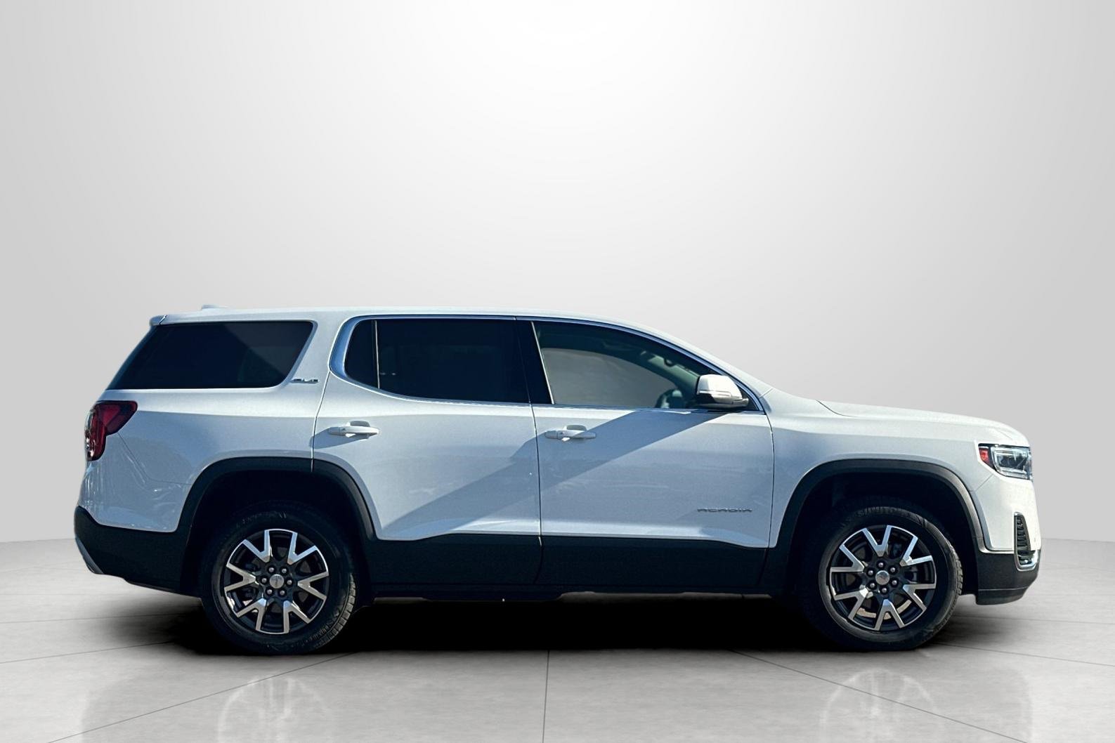 Used 2023 GMC Acadia SLE image 3