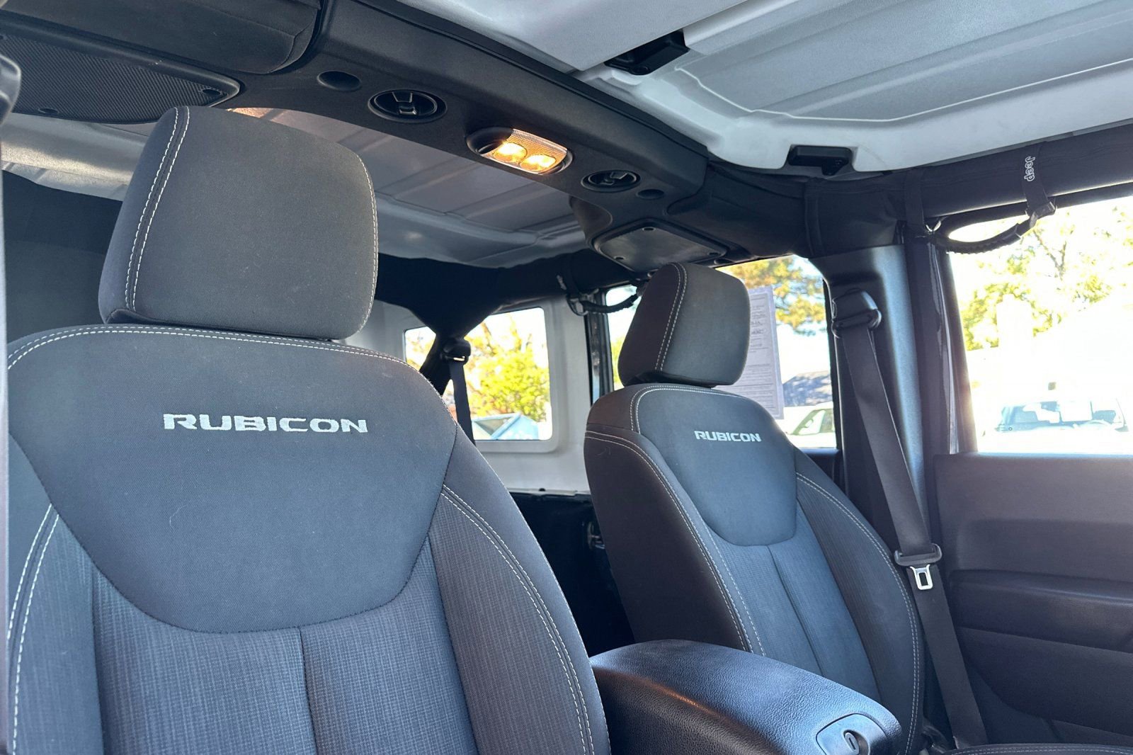 Used 2018 Jeep Wrangler Unlimited Rubicon w/ Connectivity Group image 17